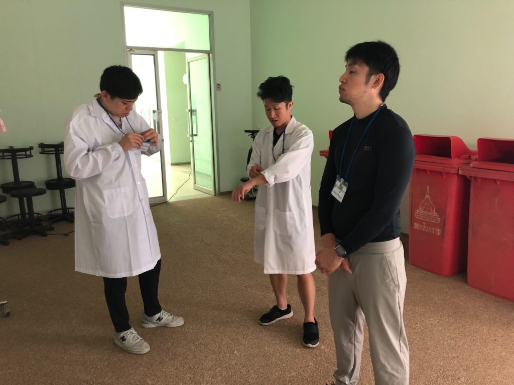 徒手療法大学のタイ解剖実習レポート。2日目は下肢後面の解剖に挑戦。深部の筋肉や神経を学び、医学部生との交流を深めた様子をレポートします。