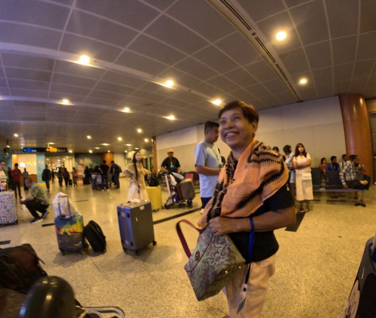 徒手療法大学学長のミャンマー活動日記。ヤンゴン到着後、現地ガイドと共に絶品のシャンヌードルを堪能しました。明日から始まるカイロプラクティックのボランティア治療に向けた打ち合わせの様子と、現地の空気感をお届けします。