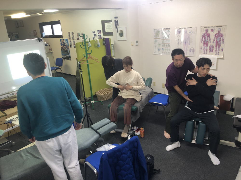 徒手療法大学名古屋校の実技講習レポート。後頭下筋群のリリース、頸椎ヘルニア・胸郭出口症候群の病態解説、さらに胸椎セクション（肋間筋・腹直筋のリリース）までを網羅。