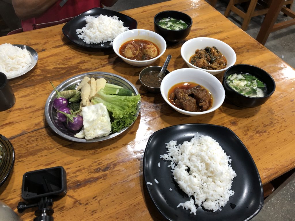 ミャンマー・ヤンゴンでの活動報告。NGO事務所でのボランティア治療や、足の痛みを訴える僧侶への急患対応における重要な鑑別診断（第5中足骨骨折疑い・カイロプラクティック適応外の判断）について解説します。現地の食事や文化の様子もあわせて紹介。