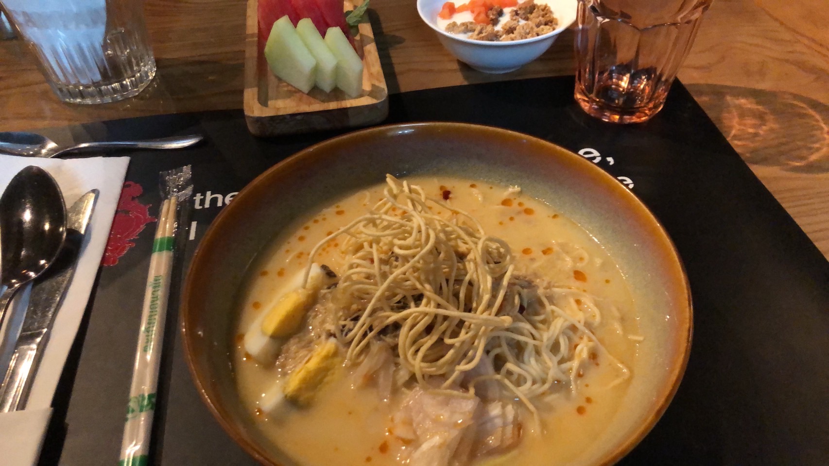 ヤンゴン2日目】朝の筋トレと「2度の朝食」でエネルギー充填！本日は夕方まで現地でのカイロプラクティック・ボランティア治療に従事します。施術前の準備ルーティンや現地の様子を綴った、徒手療法大学の活動日記です。