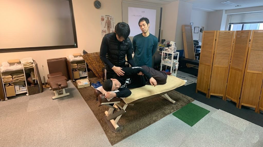 【学長コラム】最高の「人的環境」で学ぶとは?神戸校の実技講習レポート 。腕のしびれや痛みにアプローチするプロの技術と、徳山先生の一挙手一投足を見つめる生徒たちの真剣な様子をお伝えします。学びを加速させる教室のエネルギーを感じてください。