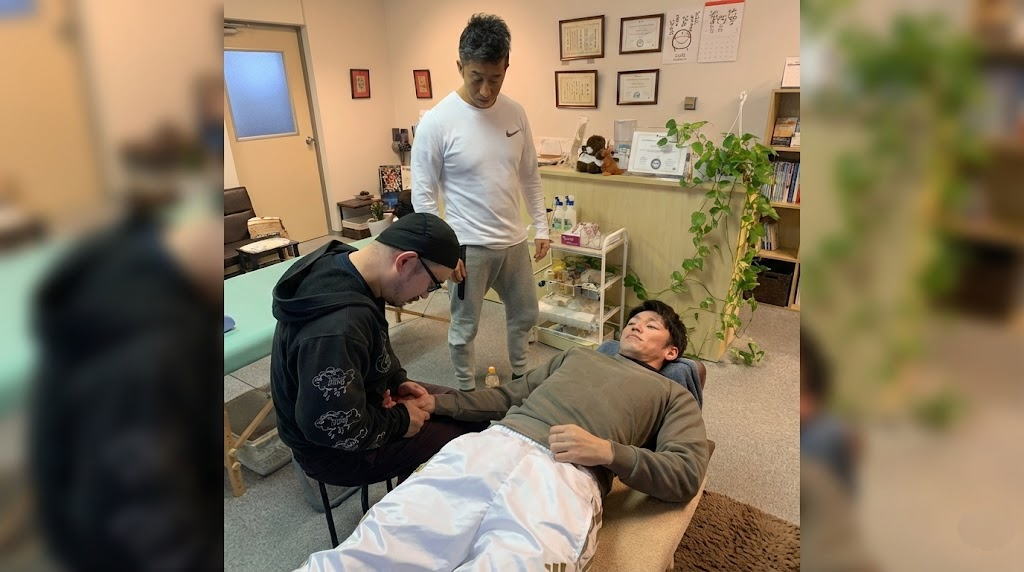 「神経マニピュレーション」で臨床が変わる。解剖学の知識をただの暗記で終わらせず、実践的な治療技術へ昇華させる方法とは？正中神経と尺骨神経を例に、徒手療法大学が重視する「理論と実践の融合」について学長が熱く語ります。