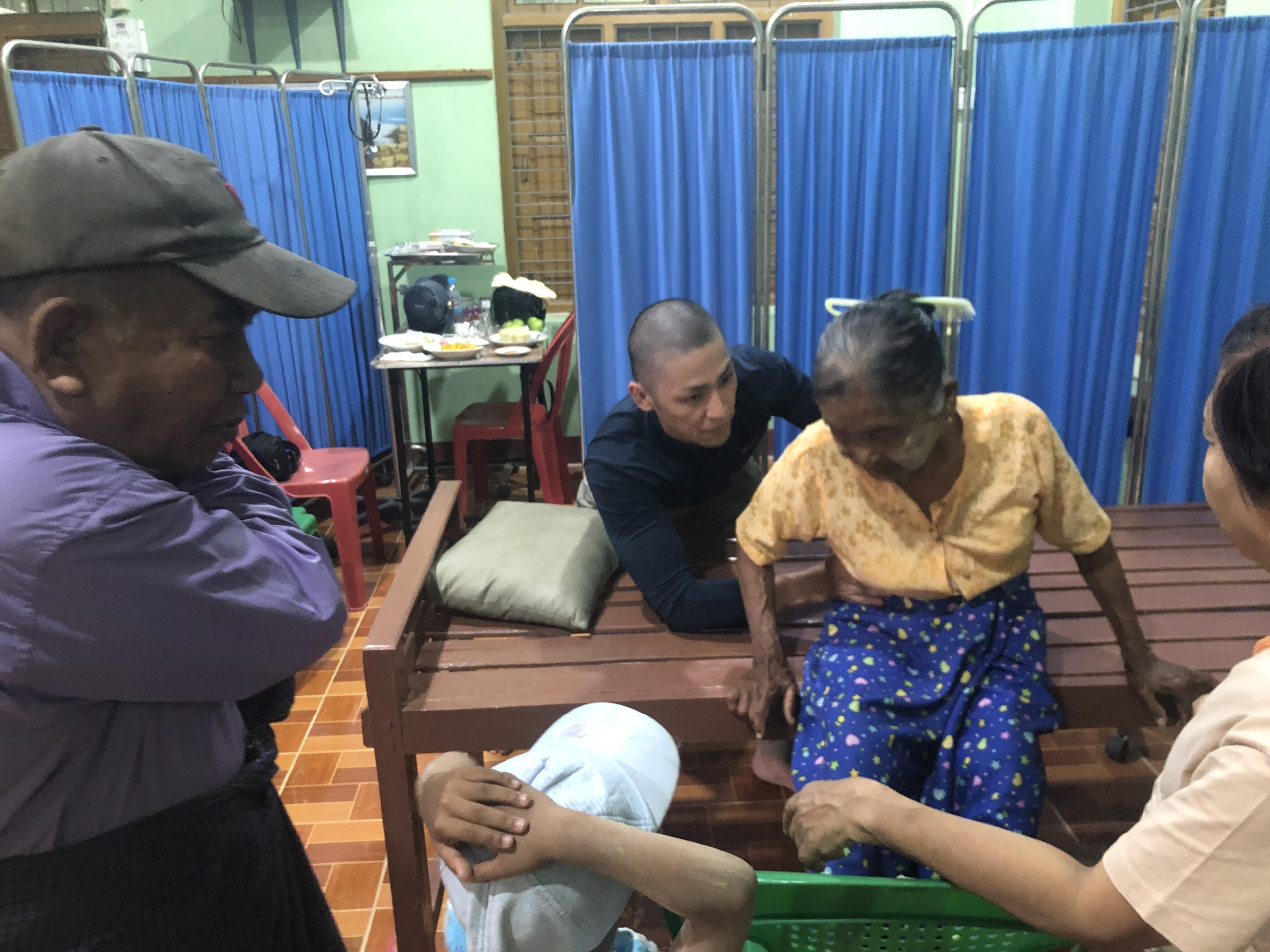 ミャンマーでのカイロプラクティックボランティア活動報告。タウンドゥインジーにて300皿のカレー炊き出しと、3日間で120名への施術を実施。徒手療法大学の学生が臨床現場で掴んだ手応えと、海外ボランティアのリアルをお伝えします。