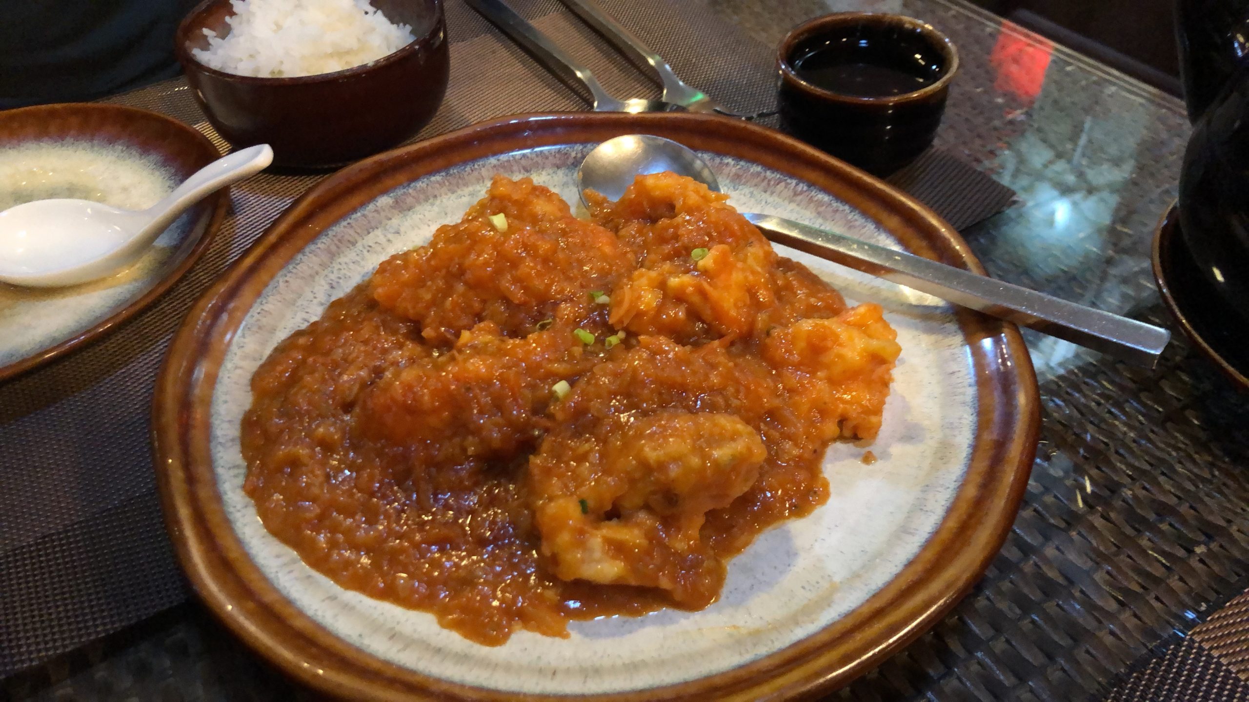 徒手療法大学学長コラム。ミャンマー瞑想の師・チャンミ長老と謁見し、その声の周波数に細胞が共鳴する深い感動を体験。ヤンゴンのシェダゴンパゴダ最新情報や絶品シャン料理、医療ボランティアの報告など、現地のリアルな空気をお届けします。