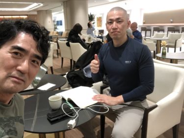 2026年2月5日、ミャンマーのヤンゴンへ到着。孤児院への支援や絶品シャンヌードルを堪能後、98歳のチャンミ長老のもとへご挨拶に伺いました。明日からの出家式参加を前に、長老の驚異的な生命力に触れた初日の【ミャンマー訪問記】です。