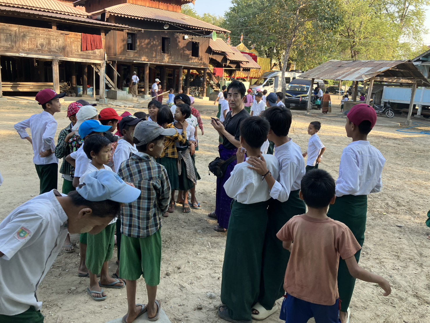 ミャンマーのタウンドゥインジーにて、急遽カイロプラクティックのボランティア治療を行うことになりました。道具不要で世界中どこでも通用する技術の「地力」を再確認。150人分のカレー炊き出しやデジタルデトックスなど、現地でのミッションについて綴ります。